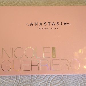 Anastasia Beverly Hills Nicole Guerriero Glow Kit
